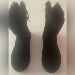 UGG SZ 7 Women's Black Suede Winter Boots faux fur lining and Bow detail